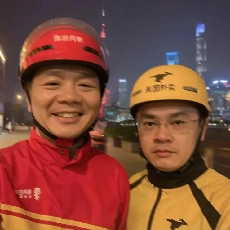 太像了,全网疯传的一段奇葩提示词,能让AI生成以假乱真自拍照