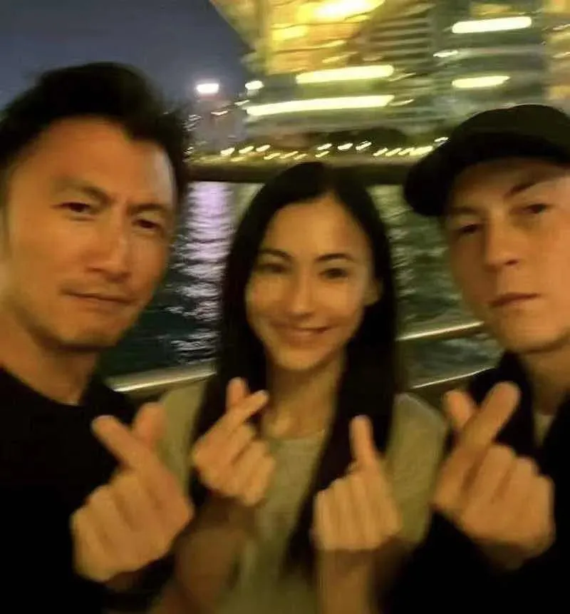 太像了,全网疯传的一段奇葩提示词,能让AI生成以假乱真自拍照