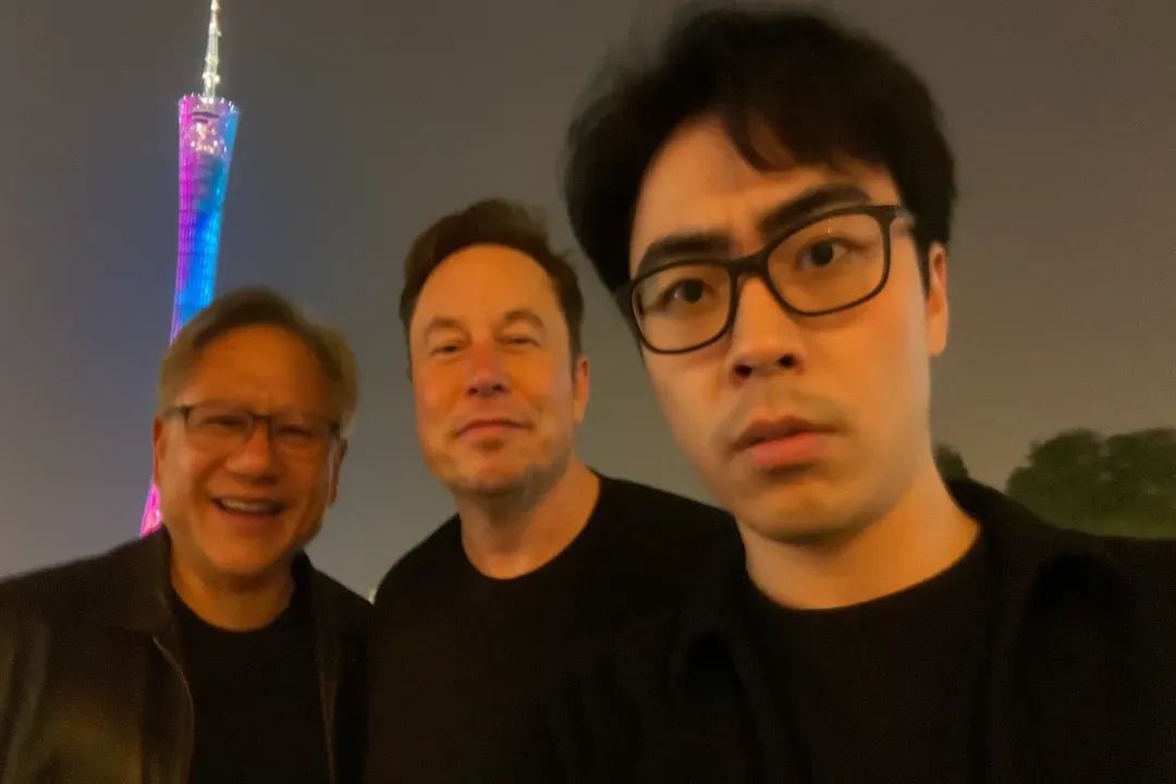 太像了,全网疯传的一段奇葩提示词,能让AI生成以假乱真自拍照
